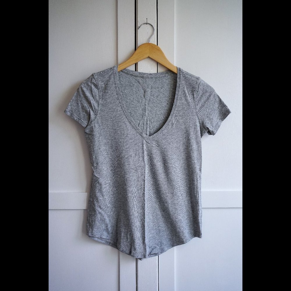 EUC lululemon Love Tee V Short Sleeve, Heathered Grey, 2